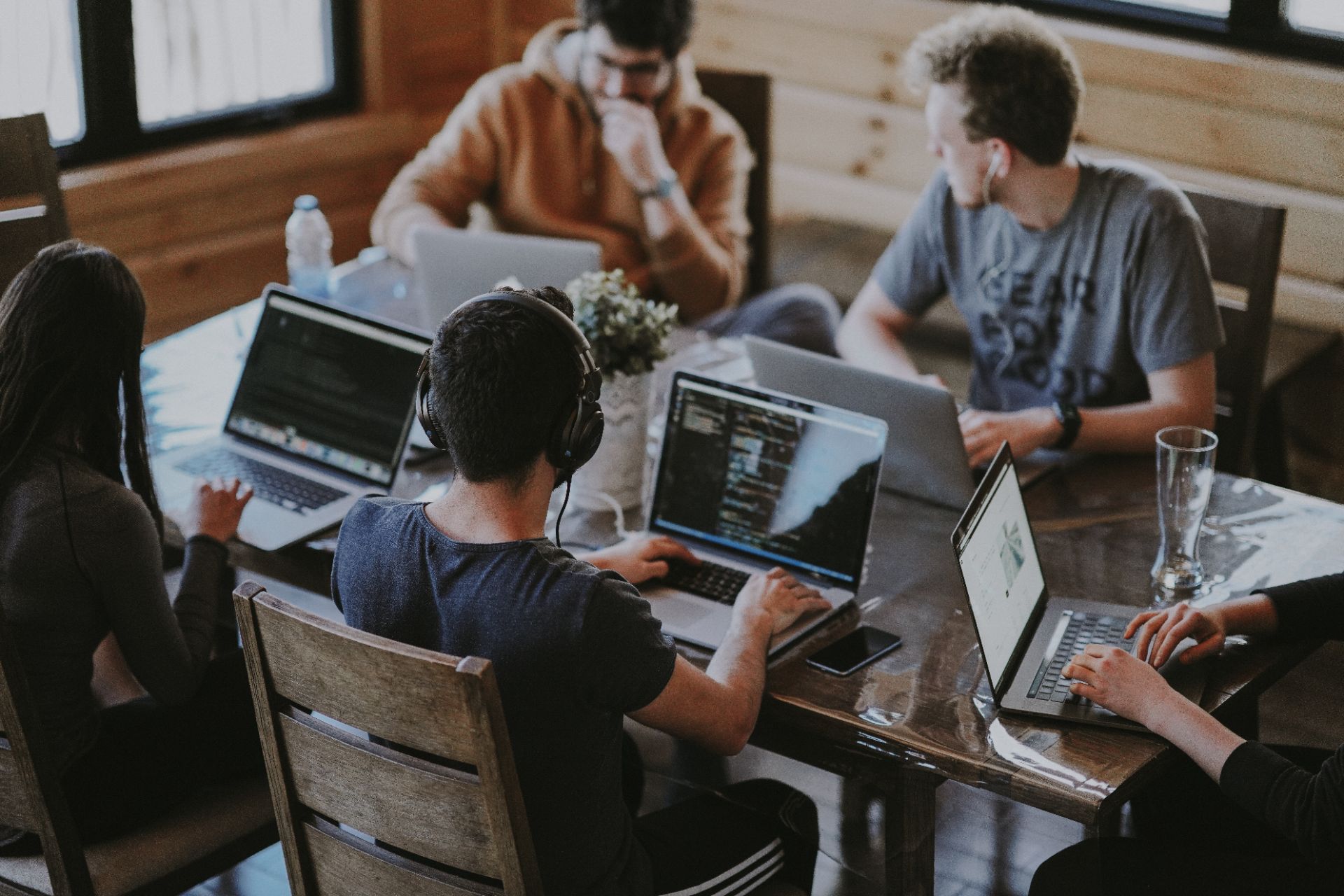 Equipo híbrido trabajando con videollamadas, documentos en la nube y paneles de tareas