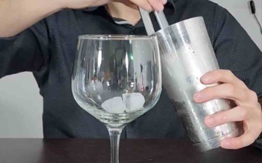 LLENA-LA-COPA-CON-HIELO