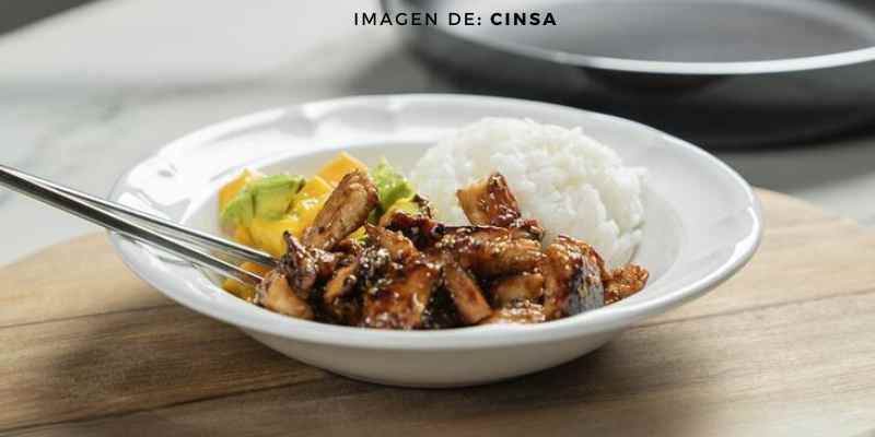 UN-ENCUENTRO-CULINARIO-POLLO-AGRIDULCE-CON-MANGO-Y-AGUACATE-