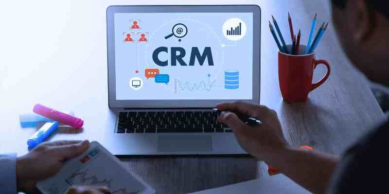 QUE-CARACTERISTICAS-DEBE-TENER-UN-CRM-IDEAL-PARA-SU-MARCA