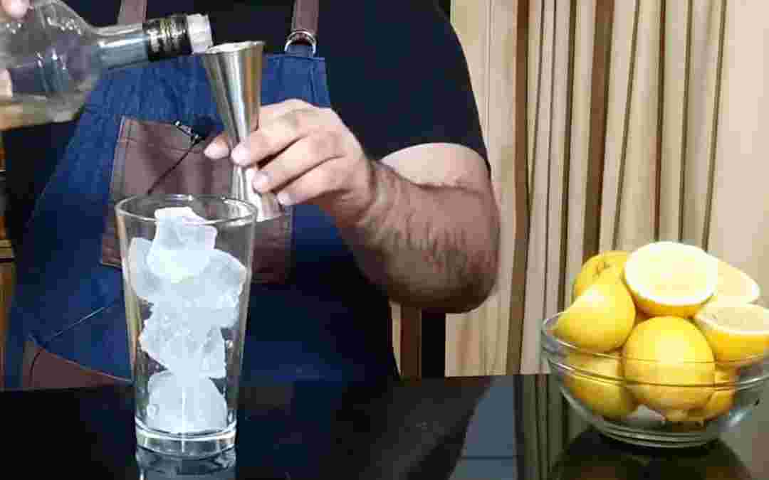 MEZCLA-EL-TEQUILA-Y-EL-ZUMO-DE-LIMON