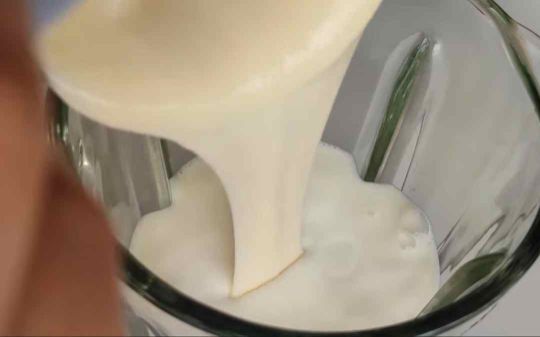 PREPARAR-LA-MEZCLA-DE-TRES-LECHES