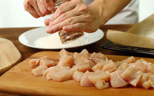 CORTA-Y-SAZONA-EL-POLLO