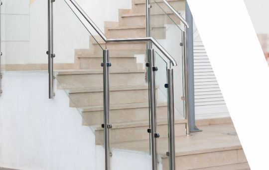 Barandas con vidrio templado.
