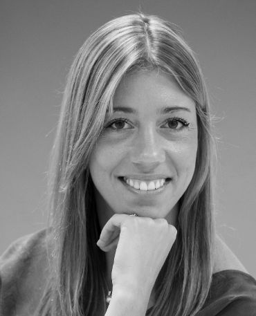 Dra Prof. Acreditada por la Agencia Nacional de la Evaluación de la Calidad y Acreditación (ANECA). Máster en Neurociencia aplicada al Management, marketing y economía por la Universidad Complutense de Madrid. Miembro de honor del Consejo Superior Europeo de Doctores (CONSEDOC)