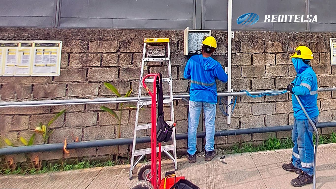 Instalación de fibra óptica Reditelsa