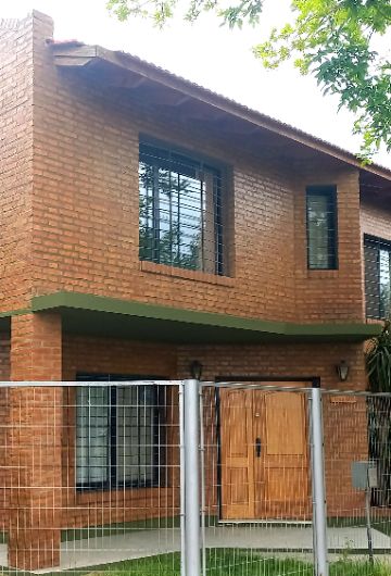 frente casa 2 plantas. ladrillo a la vista