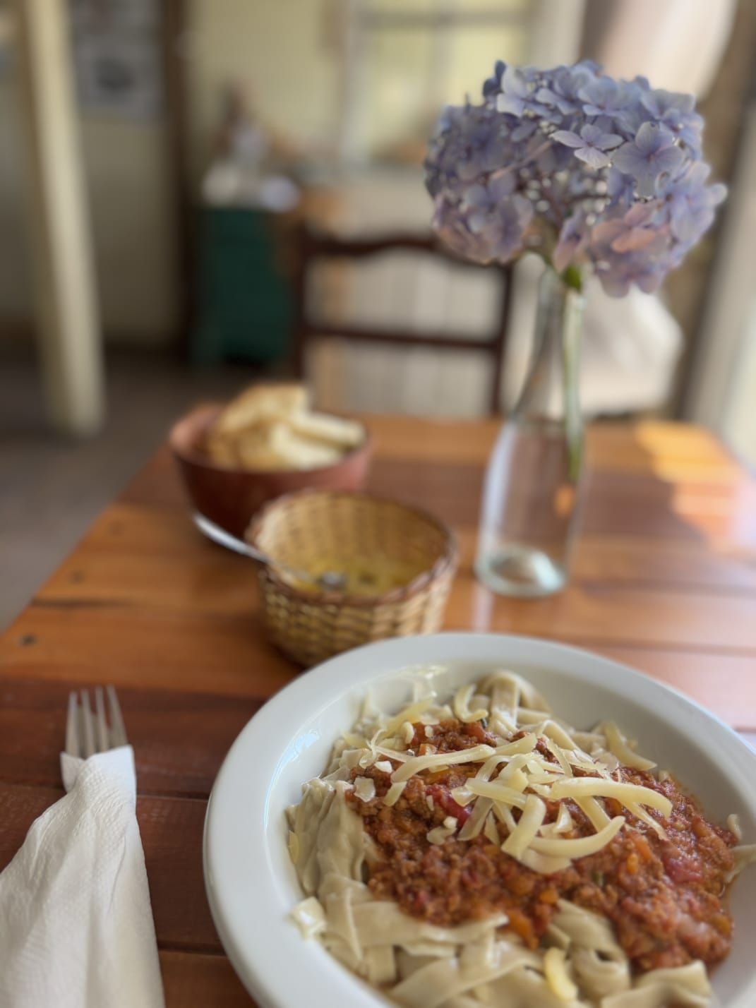 la mesa y el viñedo hablan del lugar