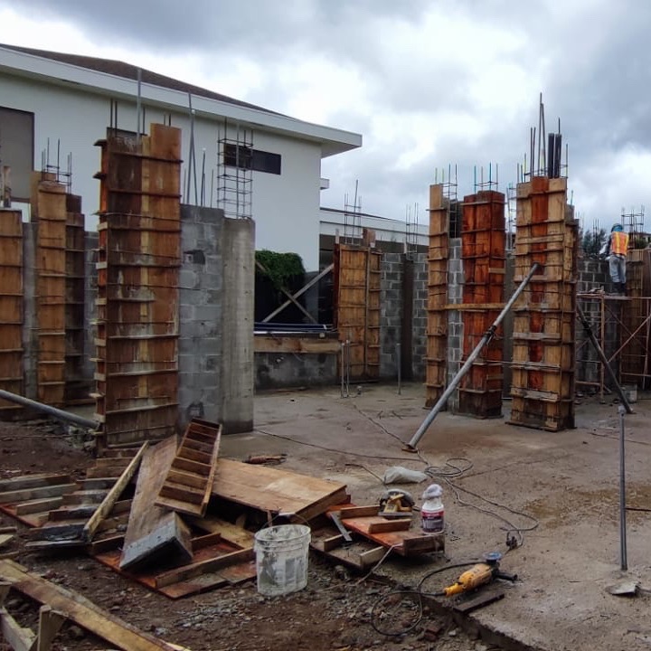Estructura de concreto armado en etapa de obra gris para proyecto residencial