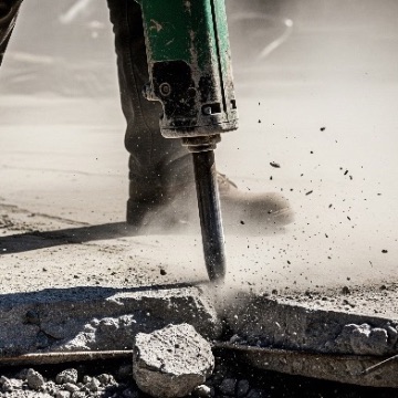 Demolición de losas de concreto con equipo especializado realizada por Grupo Constructivo CS