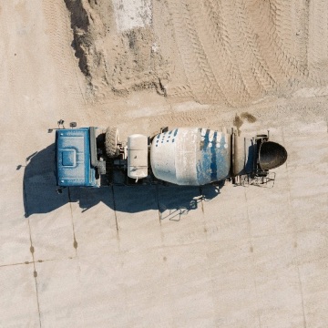 Coordinación con planta de concreto para suministro y logística en obra