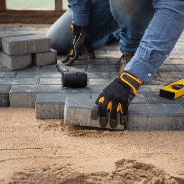 Instalación de adoquinado en superficies exteriores realizada por Grupo Constructivo CS