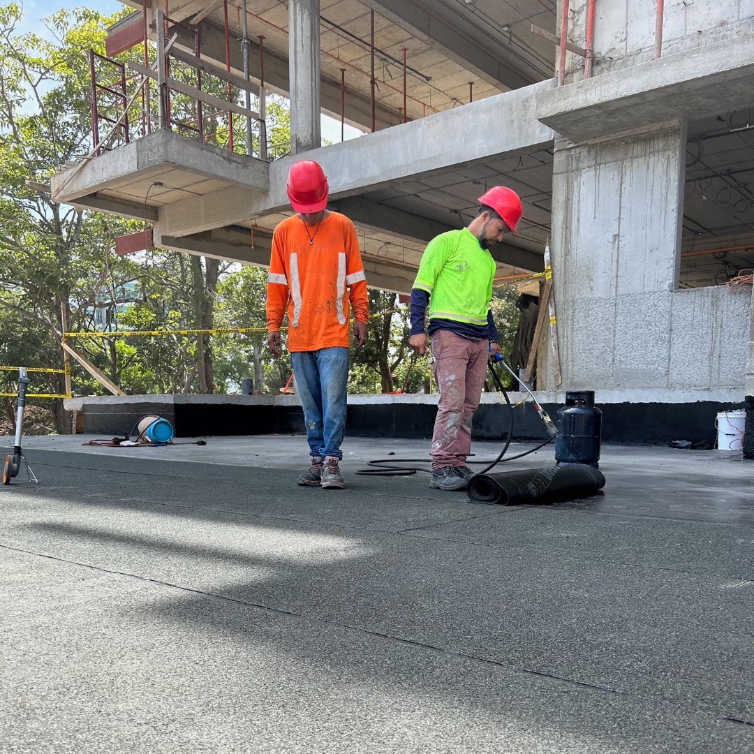 Colocación de manto asfáltico con soplete para impermeabilización de azoteas y losas