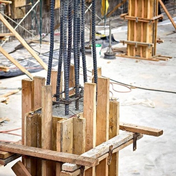 Colocación especializada de concreto en elemento estructural durante obra