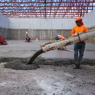 Bombeo y vaciado de concreto en losa estructural durante proceso constructivo