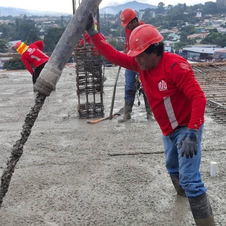 Colocación de concreto en obra estructural por personal de Grupo CS