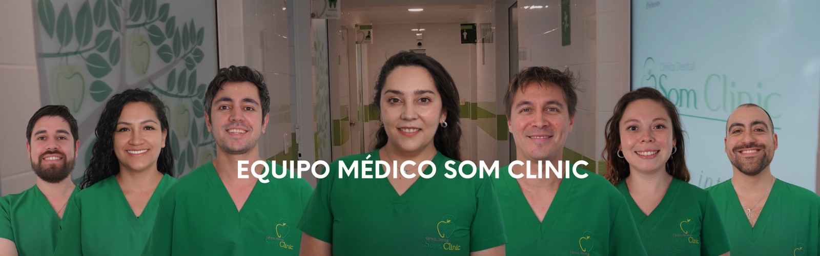 Equipo médico de Som Clinic en el pasillo de la clínica en Padre Hurtado