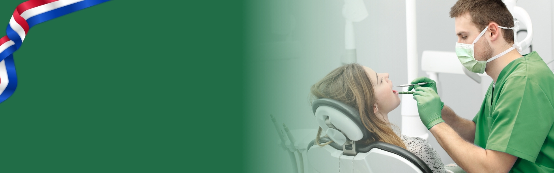 Dentista de Som Clinic revisando a una paciente