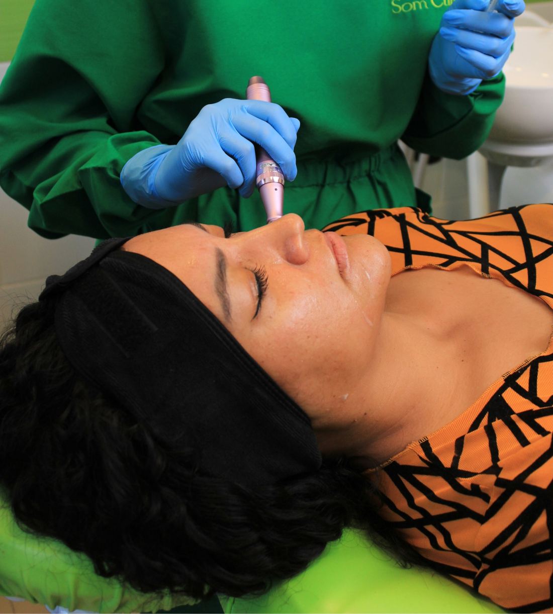 Sesión de armonización facial en Som Clinic, Padre Hurtado