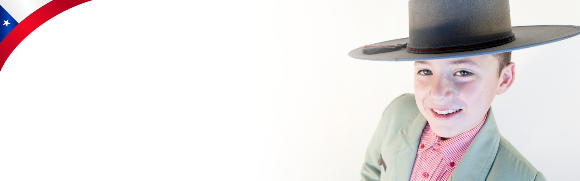 Niño con sombrero de huaso sonriendo