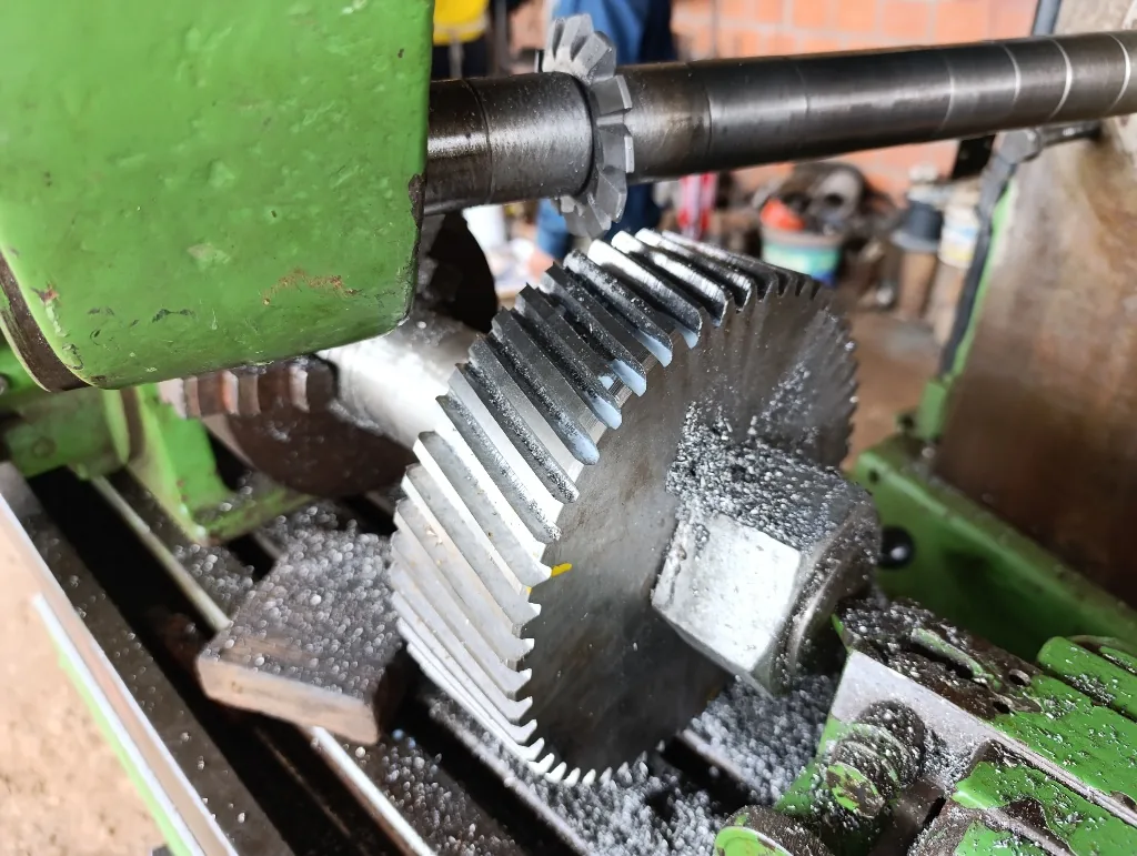 Proceso de fresado y tallado de dientes de un engranaje de acero en máquina fresadora
