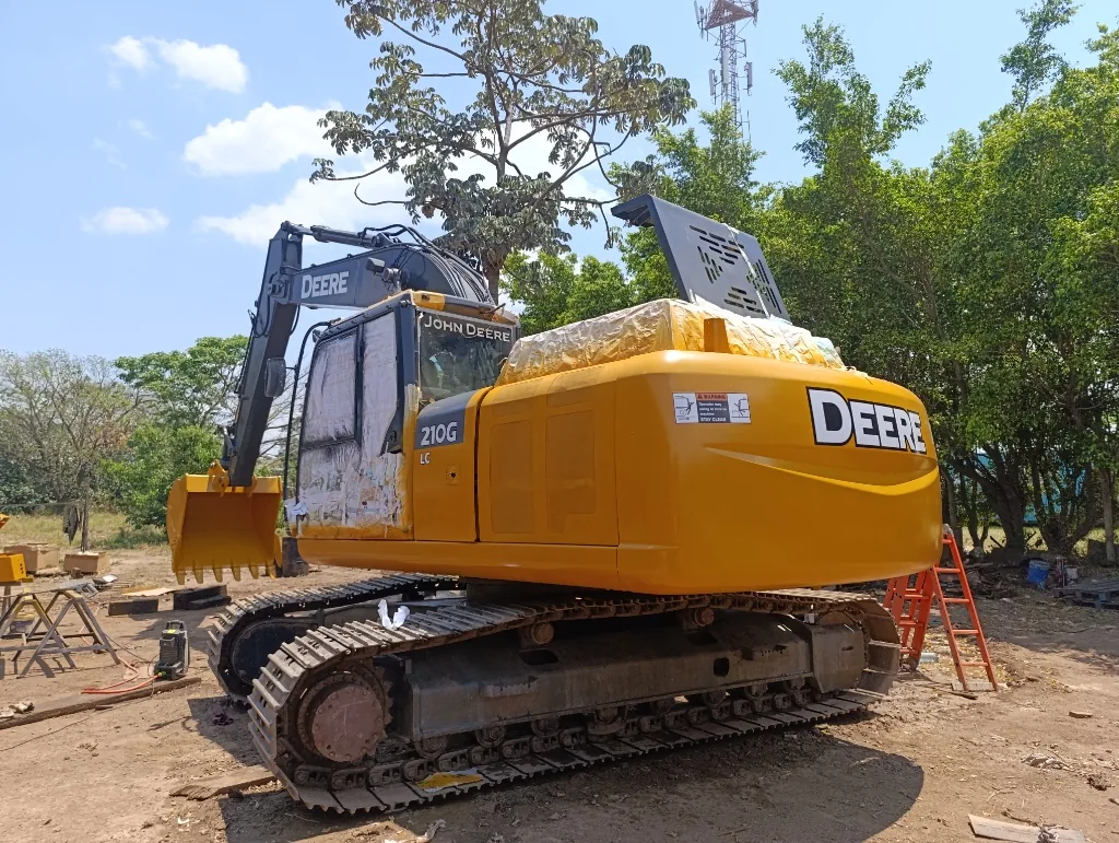 Excavadora sobre orugas John Deere 210G LC restaurada y lista para operación