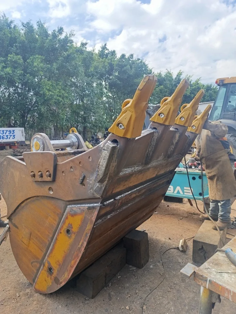 Balde de excavadora reforzado con soldadura estructural y nuevos adaptadores de dientes