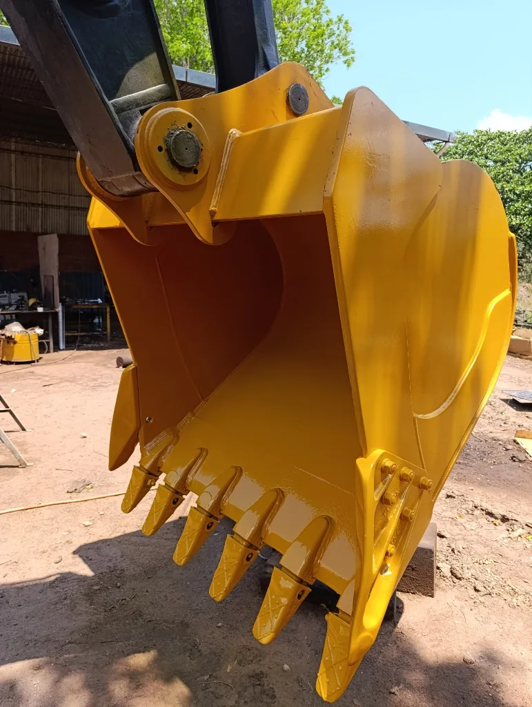 Balde de excavadora restaurado con pintura amarilla y juego completo de dientes y cantoneras