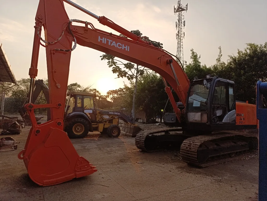Excavadora Hitachi ZAXIS 210 reconstruida y pintada en patio de mantenimiento
