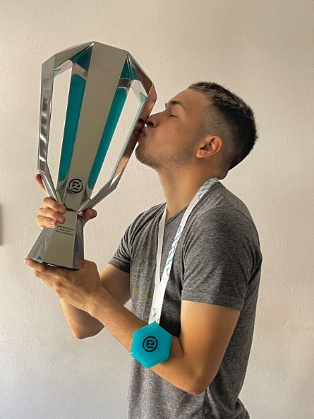Foto: Ivan junto al trofeo de campeón.